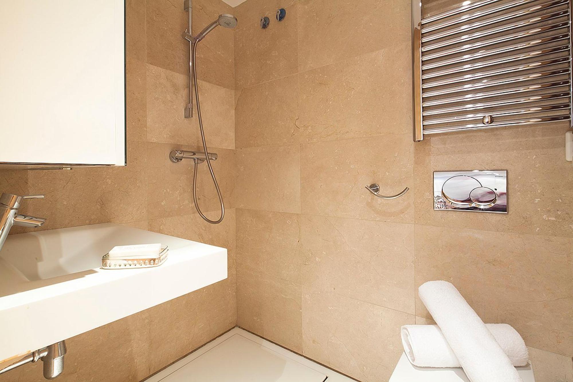 My Space Emirates - Splendid Apartment With Terrace And Pool Near Park Gueell 巴塞罗那 外观 照片